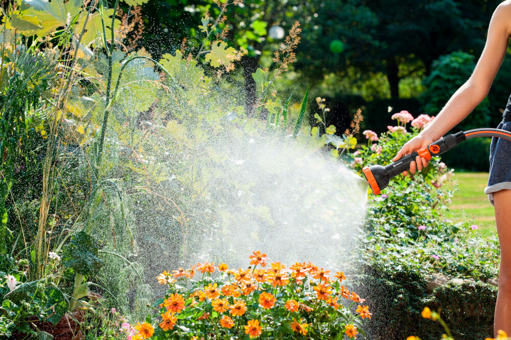 Zraszacz prosty GARDENA Profi-System trzyfunkcyjny z sitkiem 02847-20 ogród kwiaty osoba podlewa rośliny trzy typy strumienia natryskowy zraszający punktowy delikatny strumień chroni młode sadzonki natryskowy równomiernie nawadnia rabaty silny punktowy strumień ułatwia czyszczenie zabrudzonych miejsc