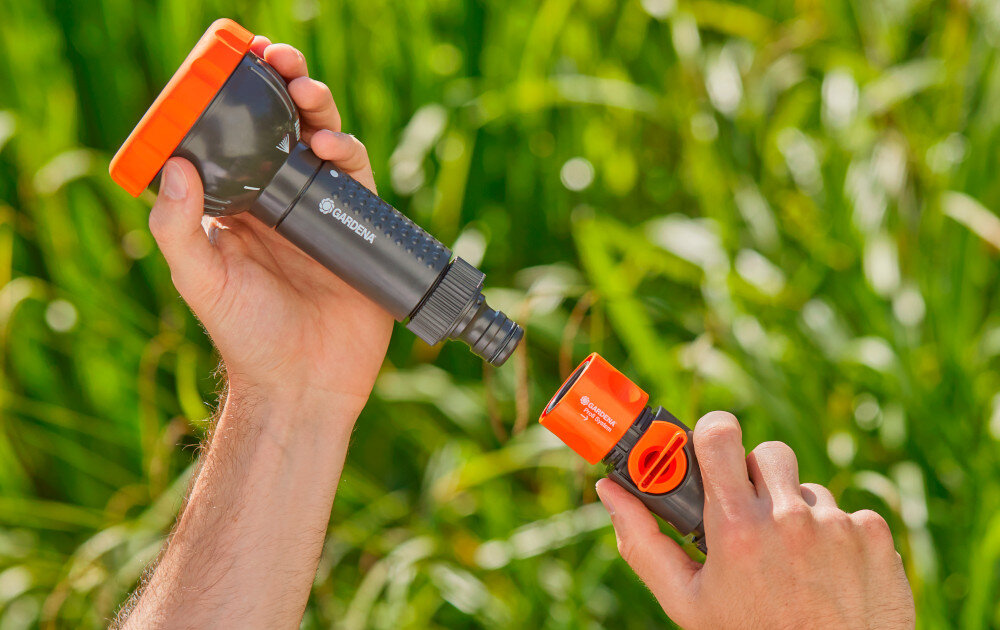 Zraszacz prosty GARDENA Profi-System trzyfunkcyjny z sitkiem 02847-20 rozmyte zielone tło osoba podłącza zraszacz do węża ogrodowego możliwość stosowania w systemie Original GARDENA po wymianie przyłącza można rozbudowywać instalację i integrować różne akcesoria komfort efektywność codziennych prac