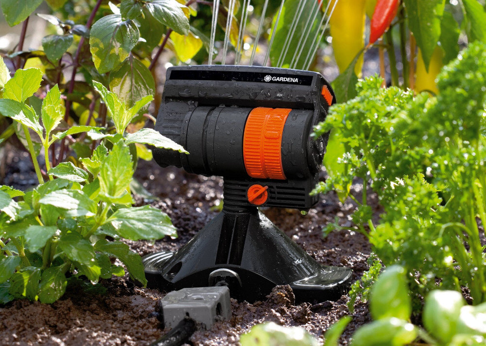 Zraszacz GARDENA Micro-Drip-System OS 90 ogród grządka warzywna zioła zraszacz stoi na grzędce podlewa rośliny opatentowana technologia „Quick & Easy” możliwość podłączenia do rury montażowej 13 mm wyraźny klik potwierdza prawidłowe połączenie