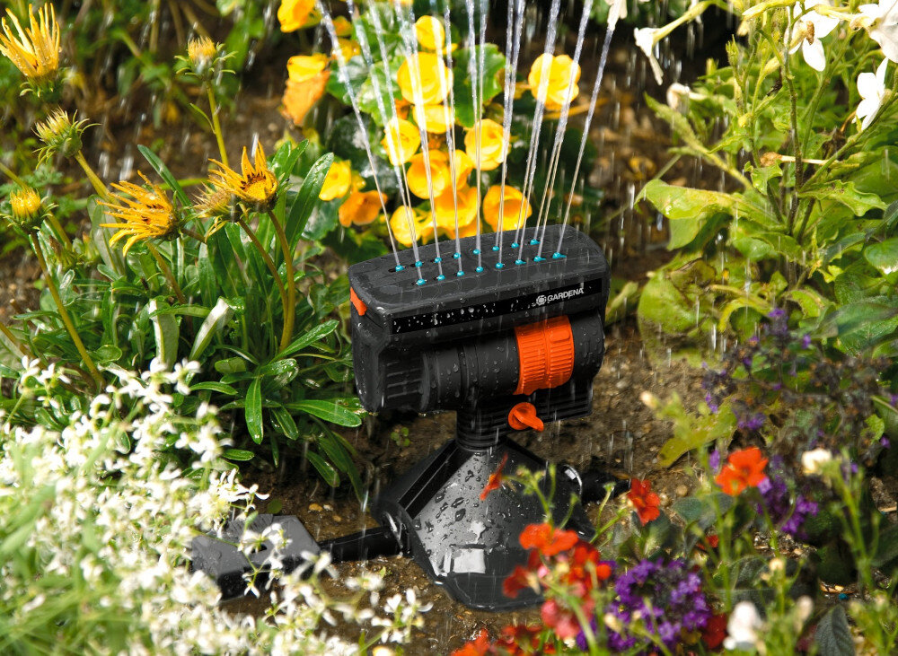 Zraszacz GARDENA Micro-Drip-System OS 90 ogród grządka kwiatowa zraszacz stoi na grządce podlewa rośliny szerokość zraszania od 0,5 do 7 m zasięg od 1,5 do 13 m regulacja przepływu wody