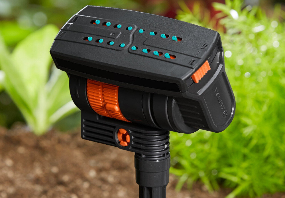 Zraszacz GARDENA Micro-Drip-System OS 90 rozmyte zielone tło zraszacz zbliżenie na dysze 16 miękkich dysz wylotowych z wysokiej jakości tworzywa sztucznego można łatwo czyścić poprzez przetarcie szybkie usuwanie osadów wapiennych równomierny strumień wody