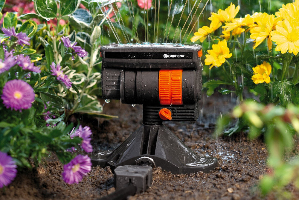 Zraszacz GARDENA Micro-Drip-System OS 90 ogród grządka kwiatowa zraszacz stoi na grządce podlewa rośliny zintegrowany filtr ochrona przed zanieczyszczeniami zapobiega zapychaniu się dysz i utrzymuje równomierny przepływ wody