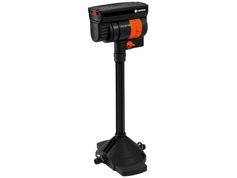 Zraszacz GARDENA Micro-Drip-System OS 90 zraszacz na białm tle zraszacz stoi na rurce przedłużającej zautomatyzowane podlewanie ograniczenie konieczności ręcznego nawadniania równomierne rozprowadzanie wody