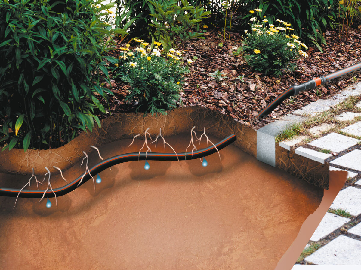 Linia kroplująca GARDENA Micro-Drip-System 01389-20 (50 m), podlewanie, woda, korzenie, linia, w tle rabata w ogrodzie, pod ziemią instalacja linii kroplującej z korzeniami