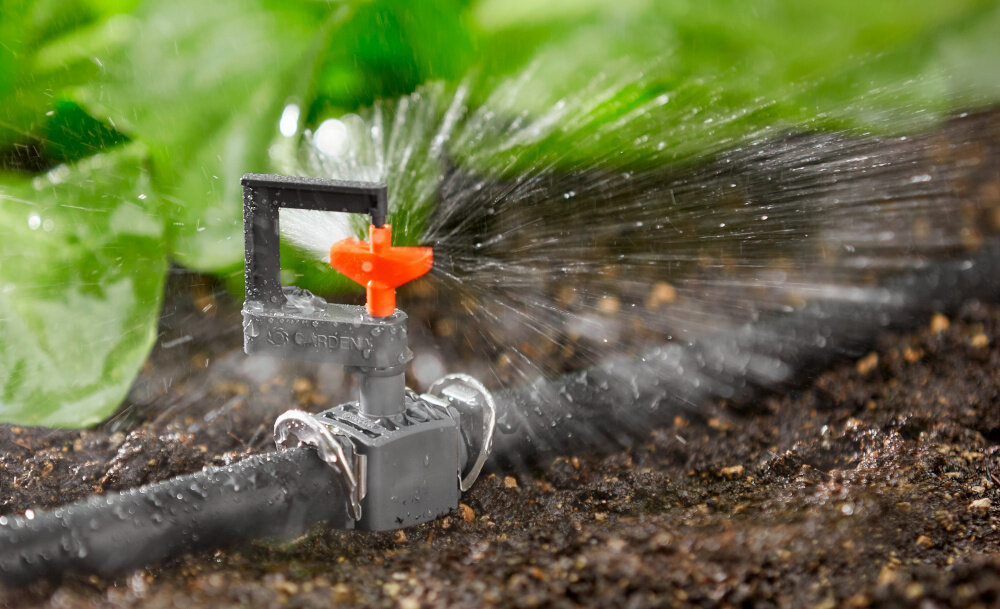 Zraszacz rotacyjny GARDENA Micro-Drip-System 01369-29 2 szt. ziemia rośliny zielone zraszacz podlewa rośliny zasięg nawadniania do 1,5 m maksymalna szerokość strumienia wynosi do 3,5 m zasięg można dodatkowo regulować przy użyciu zaworu zamykającego