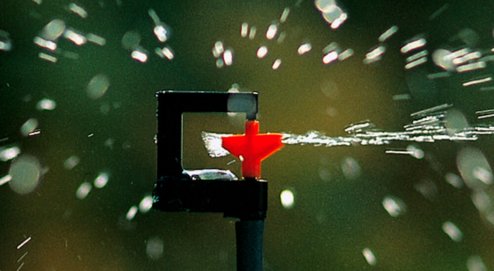 Zraszacz rotacyjny GARDENA Micro-Drip-System 01369-29 2 szt. zbliżenie na głowicę zraszacza zraszacz rozpryskuje wodę część instalacji GARDENA Micro-Drip-System możliwość przedłużenia dyszy rozpylającej 