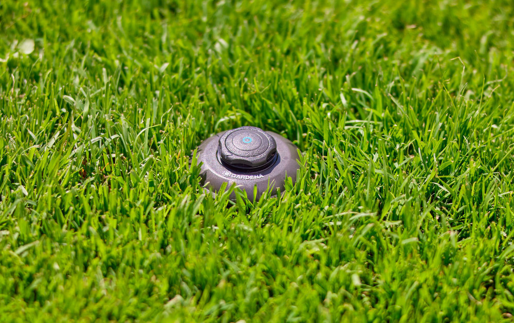 Zraszacz GARDENA MD40 08231-20 trawnik trawa zraszacz wbudowany w ziemię podziemny montaż praktycznie niewidoczny wysuwa się tylko podczas pracy powierzchnia trawnika wolną od przeszkód bezpieczeństwo