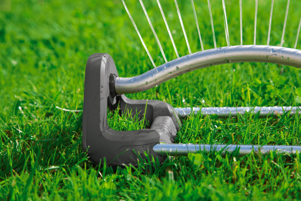 Zraszacz GARDENA Aqua S 18700-20 trawnik zraszacz na trawniku zbliżenie na bok prosta obsługa łatwe czyszczenie regulacja ustawień funkcjonalność