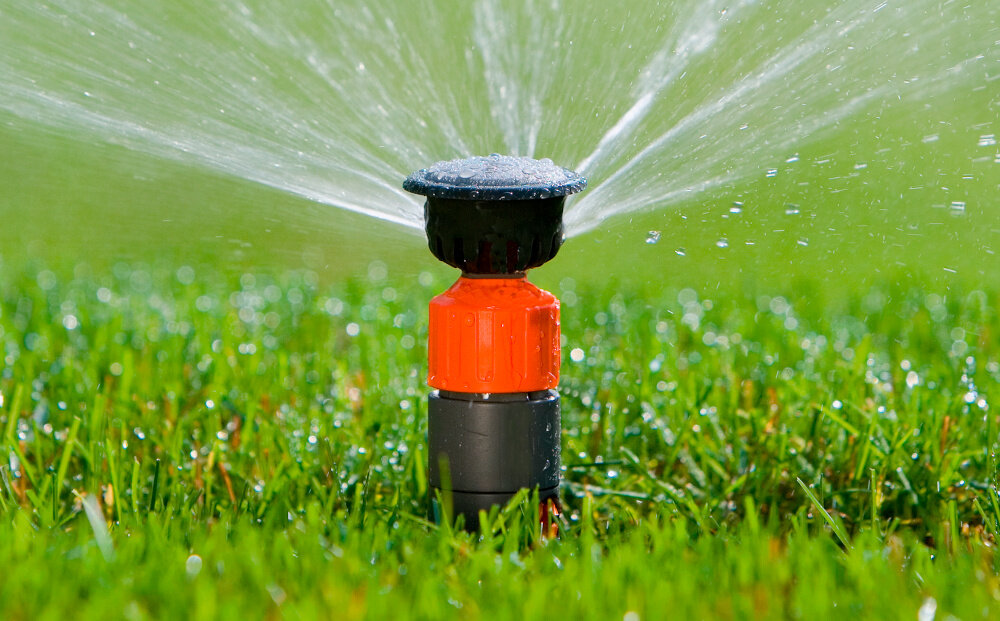 Zraszacz GARDENA T 100 08201-29 trawnik trawa zraszacz na trawie podlewa trawę zadbany ogród efektywne podlewanie