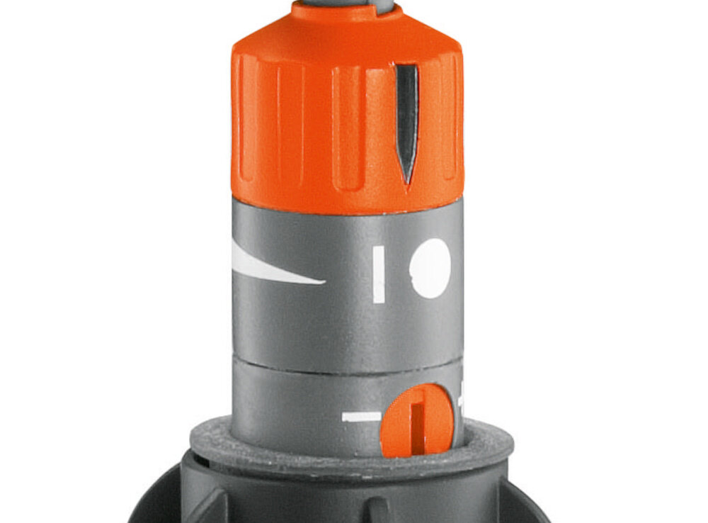 Zraszacz GARDENA T 100 08201-29 białe tło zbliżenie na pokrętło do regulacji regulacja zasięgu wyrzutu wody od 4 do 6 metrów do ogrodów o powierzchni od 50 do 100 m²