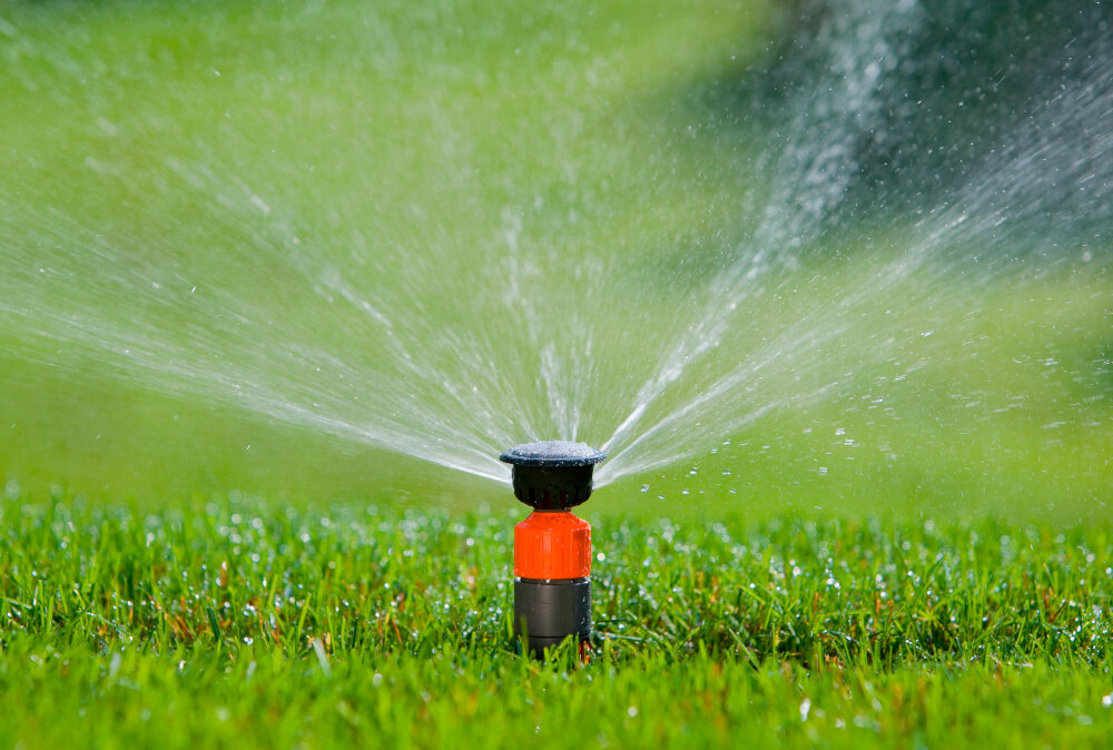 Zraszacz GARDENA T 100 08201-29 trawnik trawa zraszacz na trawie podlewa trawę  ustawienie sektora nawadniania w zakresie od 70° do 360° możliwość podlewania wybranej części ogrodu lub pełnego obszaru ogranicza ryzyko nadmiernego nawodnienia jednej strefy i przesuszenia innej