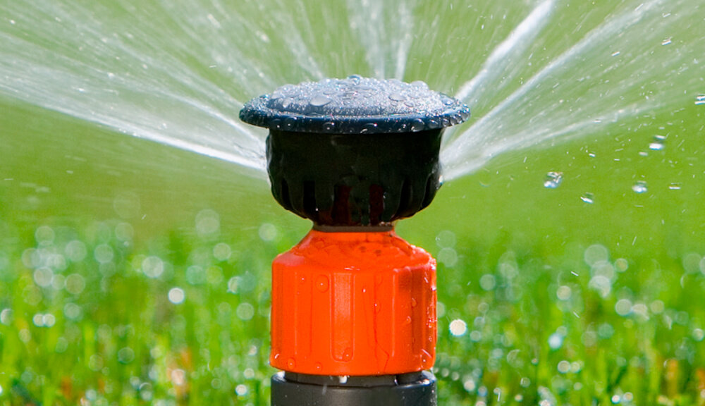 Zraszacz GARDENA T 100 08201-29 trawnik trawa zraszacz na trawie podlewa trawę zbliżenie na dyszę możliwość instalacji zaworu odwadniającego odporność na niskie temperatury wygoda bezpieczeństwo użytkowania