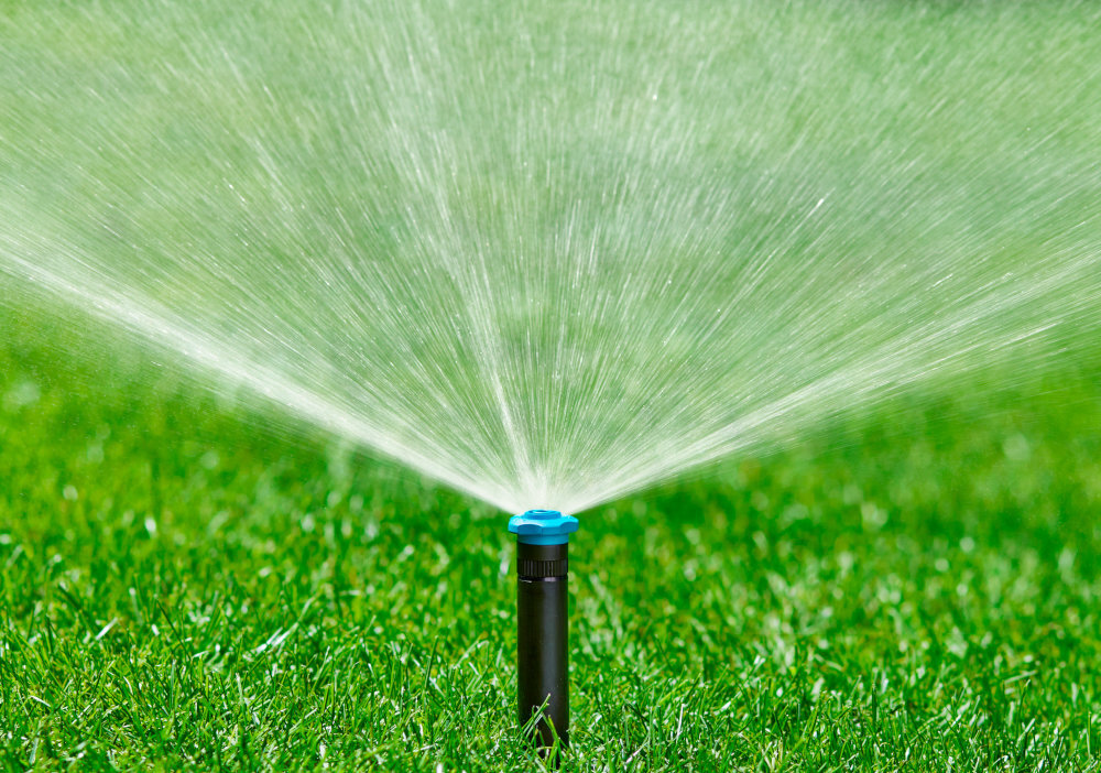 Zraszacz GARDENA SD80 8243-20 trawnik trawa zraszacz podlewa trawnik zraszacz wynurzalny do automatycznego nawadniania średniej wielkości trawników podziemna instalacja równomierne nawodnienie oszczędność czasu i wysiłku