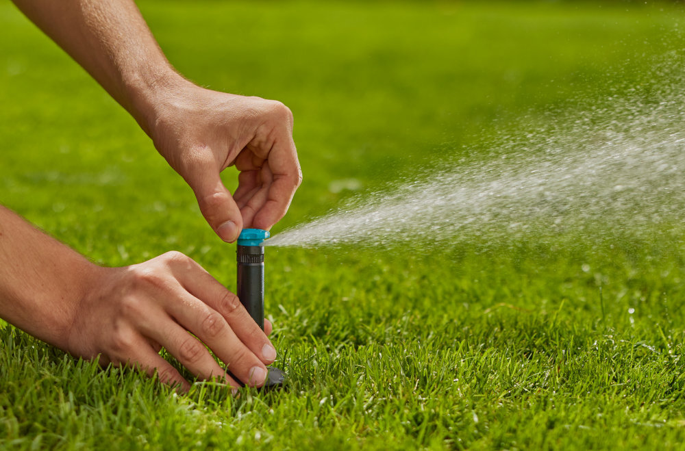 Zraszacz GARDENA SD80 8243-20 trawa trawnik osoba ustawia zraszacz nawadnianie dostosowane do potrzeb trawnika regulacja zasięgu i sektora podlewania dysza obrotowa zmniejsza natężenie strumienia