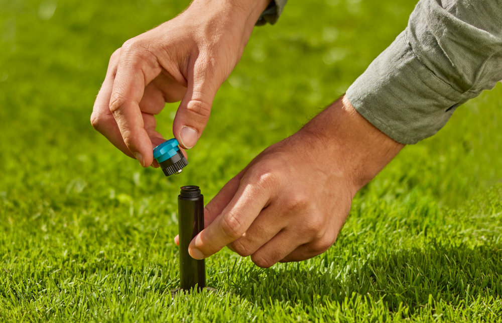 Zraszacz GARDENA SD80 8243-20 trawa trawnik osoba wyciąga zraszacz z obudowy płynne ustawienie zasięgu w zakresie od 3 do 5 metrów bez konieczności używania narzędzi każda strefa ogrodu jest nawodniona odpowiednio