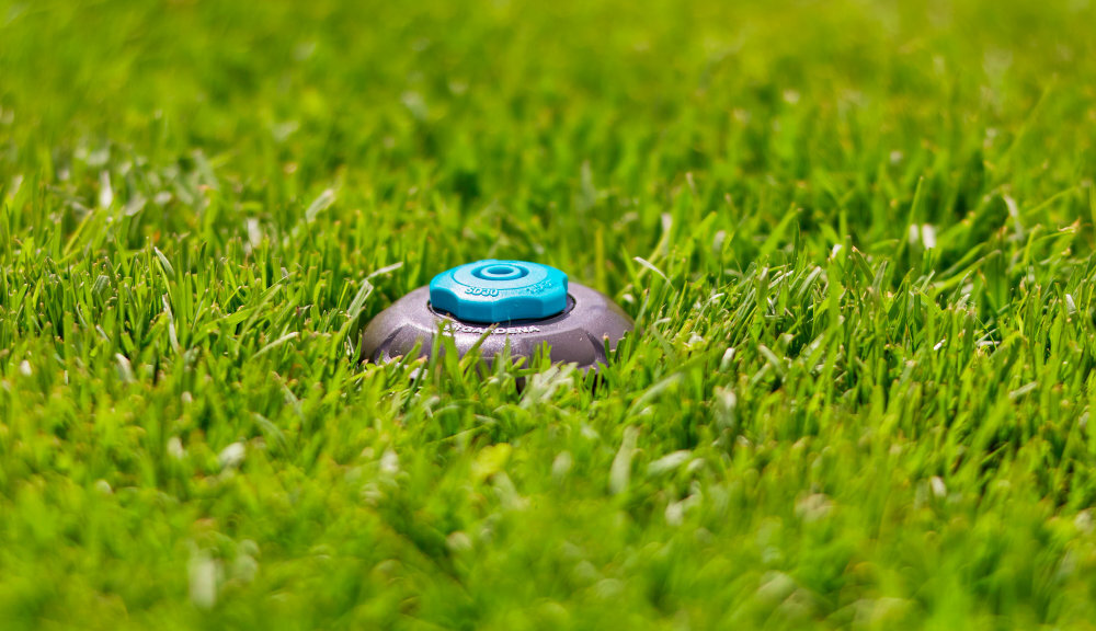 Zraszacz GARDENA SD80 8243-20 trawnik trawa zraszacz wbudowany w ziemię podziemny montaż praktycznie niewidoczny wysuwa się tylko podczas pracy powierzchnia trawnika wolną od przeszkód bezpieczeństwo