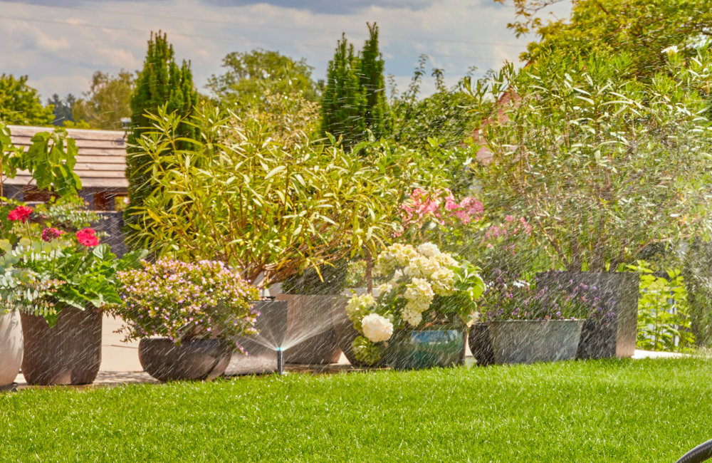 Zraszacz GARDENA SD80 8243-20 ogród trawnik trawa zraszacz podlewa trawę w tle dom kwiaty krzewy do ogrodów o powierzchni od 28 do 80 m² możliwość płynnej regulacji elastyczność w planowaniu systemu