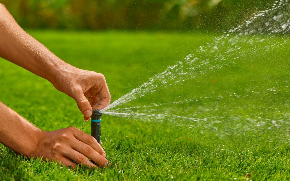 Zraszacz GARDENA MD80 08232-20 trawa trawnik osoba ustawia zraszacz nawadnianie dostosowane do potrzeb trawnika regulacja zasięgu i sektora podlewania dysza obrotowa zmniejsza natężenie strumienia