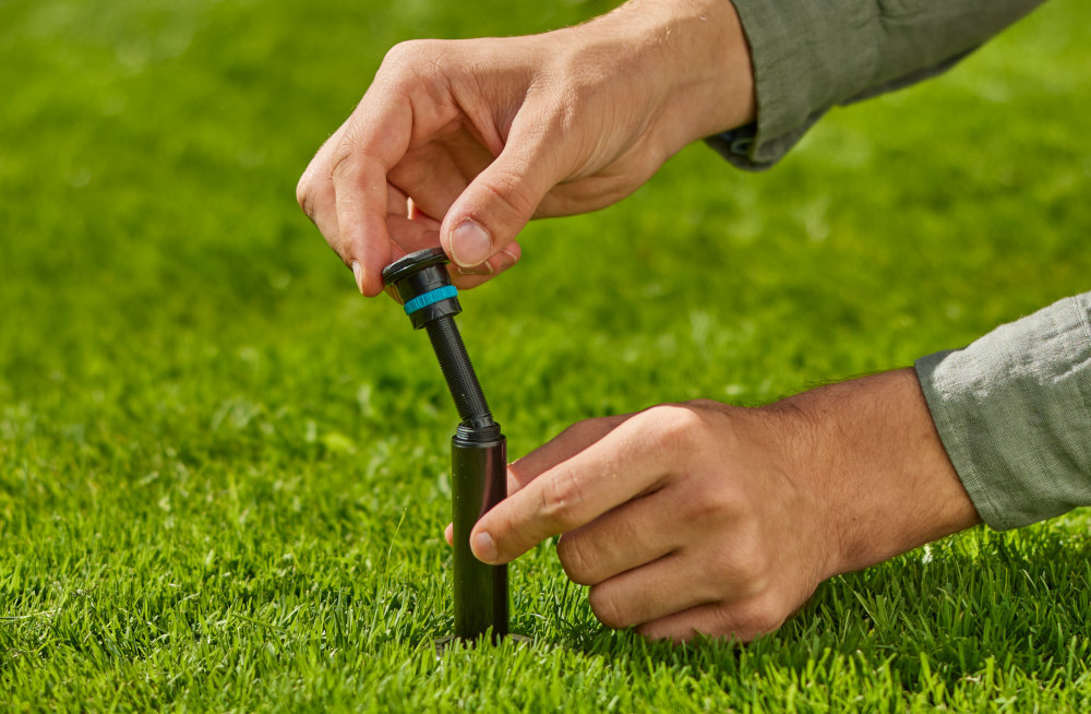 Zraszacz GARDENA MD80 08232-20 trawa trawnik osoba wyciąga zraszacz z obudowy  płynne ustawienie zasięgu w zakresie od 3,5 do 5 metrów bez konieczności używania narzędzi każda strefa ogrodu jest nawodniona odpowiednio