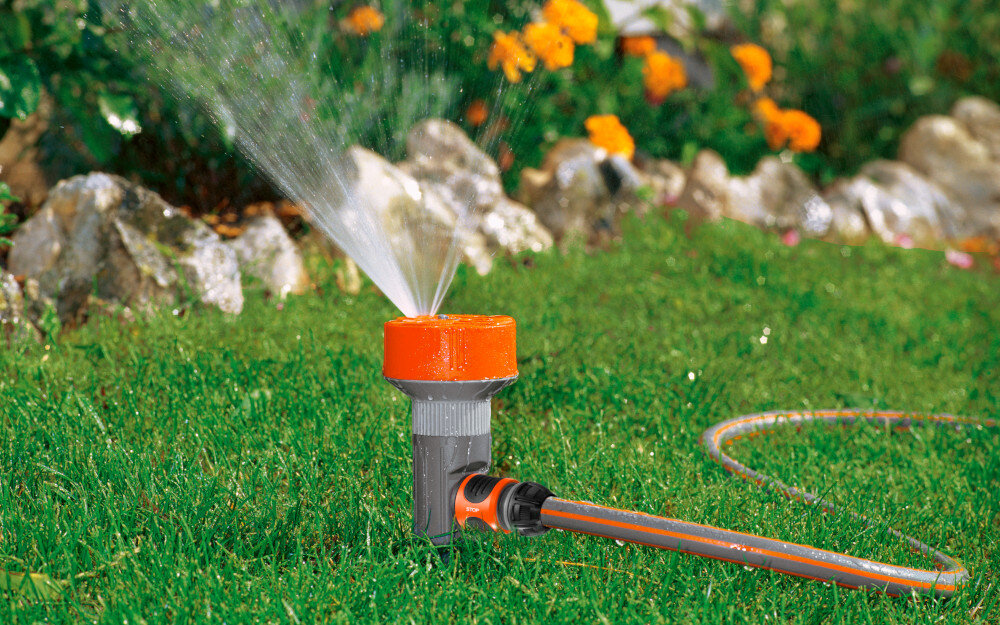 Zraszacz GARDENA Classic Twist 02068-20 ogród trawnik zraszacz na trawie podlewa rośliny w tle krzewy kwiaty wygodne podlewanie ogrodu wszechstronne nawadnianie