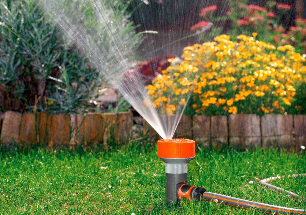 Zraszacz GARDENA Classic Twist 02068-20 ogród trawnik zraszacz na trawie podlewa rośliny cztery typy powierzchni koło półkole kwadrat 8 x 8 m/64 m² prostokąt