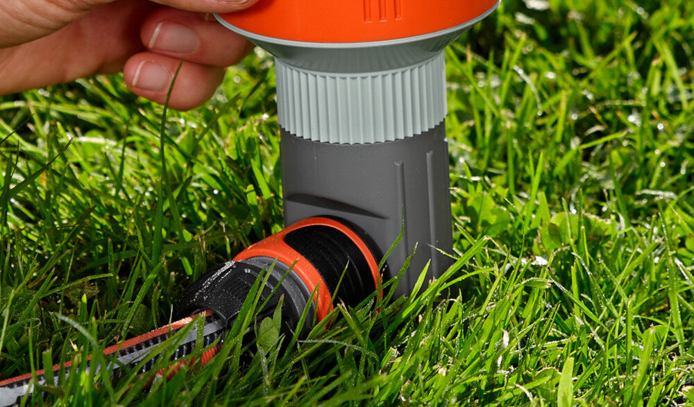 Zraszacz GARDENA Classic Twist 02068-20 trawnik zraszacz jest wbity w trawnik osadzony na szpilce bezpieczne i stabilne mocowanie w podłożu nie przewraca się montaż szybki i prosty łatwe przenoszenie