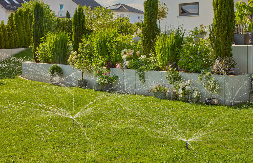 Zraszacz GARDENA MD180 08233-20 ogród trawnik trawa dwa zraszacze podlewają trawę w tle dom kwiaty krzewy do ogrodów o powierzchni od 98 do 180 m² możliwość płynnej regulacji elastyczność w planowaniu systemu