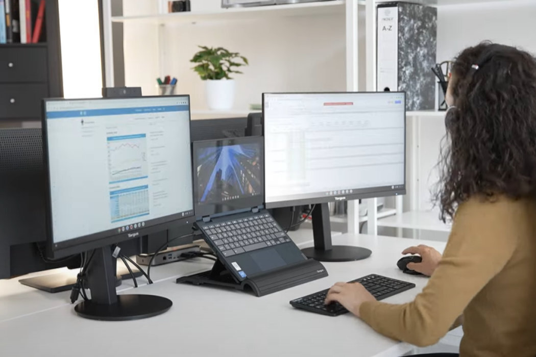 Monitor TARGUS DM4240PEUZ wygoda ergonomia zasilanie USB C USB A LCD porty rozdzielczość złącza przestrzeń Power Delivery mikrofon głośniki