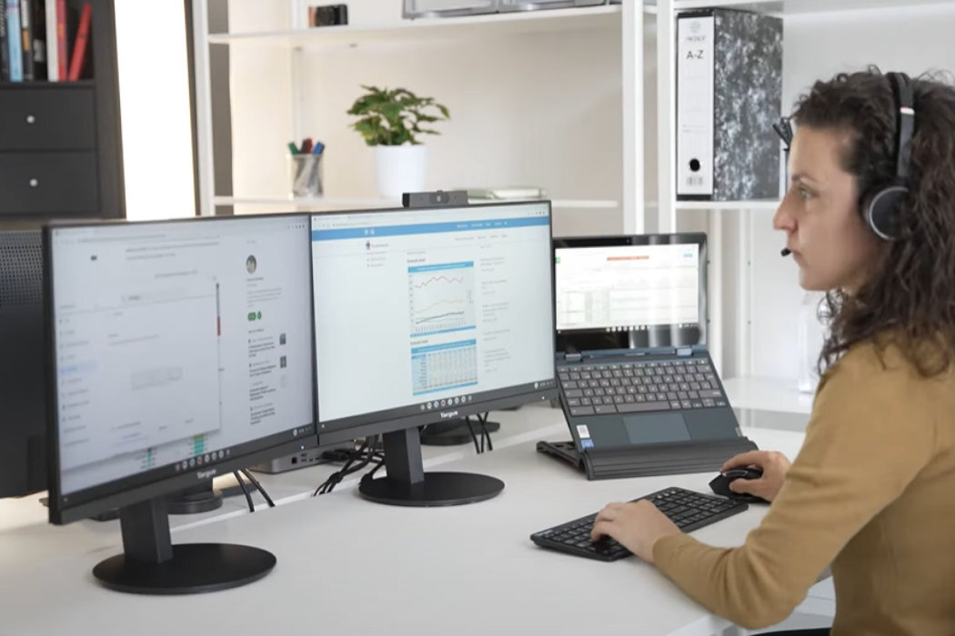 Monitor TARGUS DM4240PEUZ wygoda ergonomia zasilanie USB C USB A LCD porty rozdzielczość złącza przestrzeń Power Delivery mikrofon głośniki