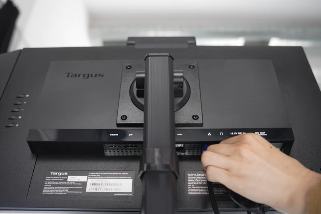 Monitor TARGUS DM4240PEUZ wygoda ergonomia zasilanie USB C USB A LCD porty rozdzielczość złącza przestrzeń Power Delivery mikrofon głośniki