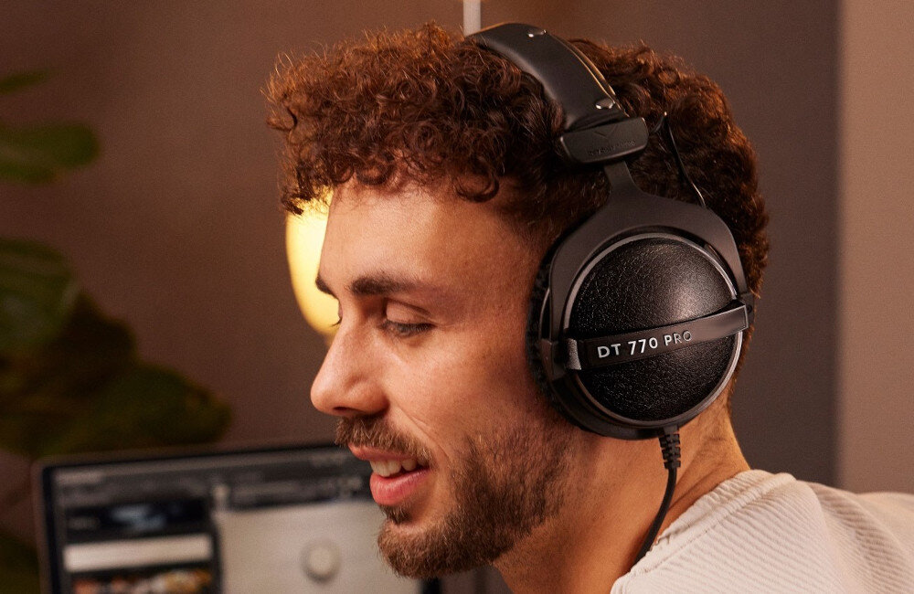 Słuchawki nauszne BEYERDYNAMIC DT 770 Pro 80 Ohm kabel 3 m Jack 3.5 mm kompatybilność, osoba z założonymi słuchawkami nausznymi