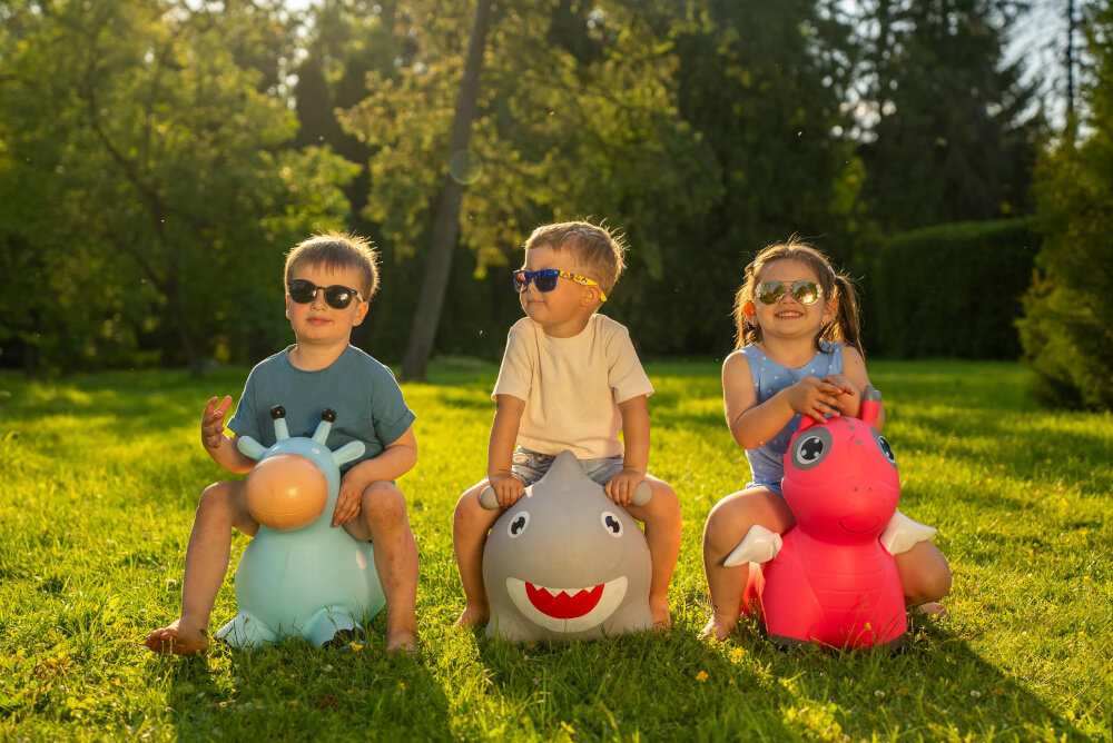 Skoczek SUN BABY Shark J06.025.0.2 zabawa pozytywna energia radosc dla dziecka przyjaciel
