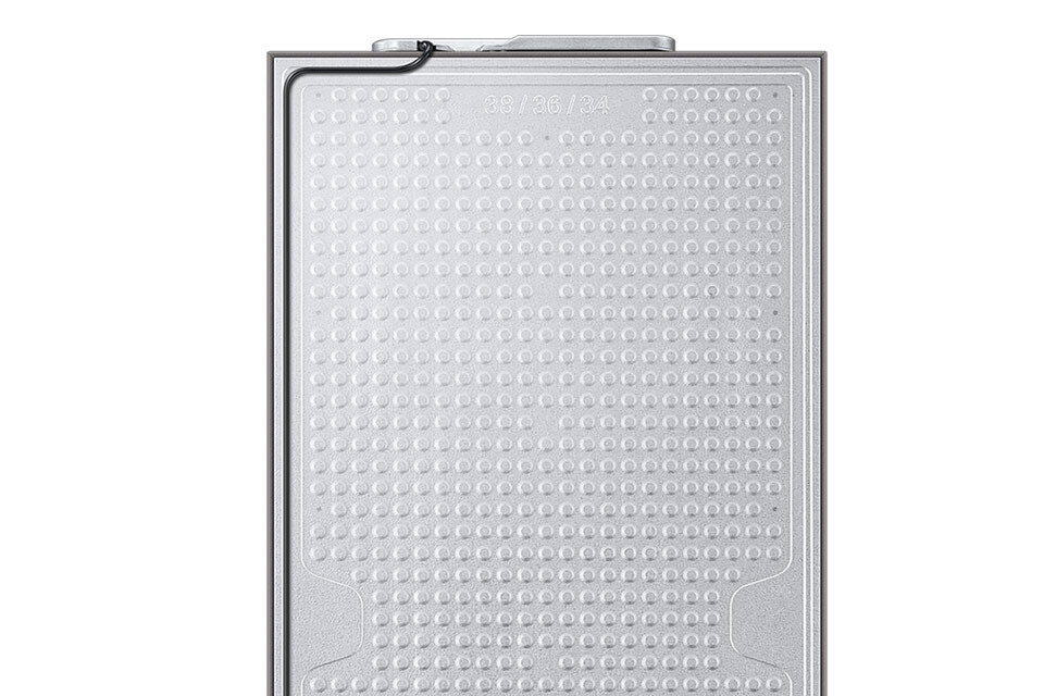 Tył lodówki wraz z przymocowanym kablem