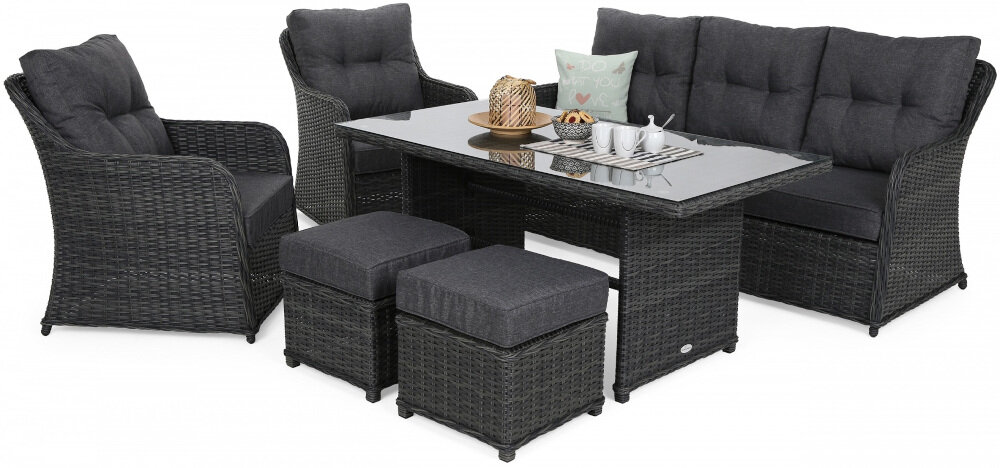 Zestaw mebli ogrodowych składający się z sofy, dwóch foteli, dwóch puf i stołu z szklanym blatem. Meble wykonane są z ciemnoszarego materiału o plecionej strukturze.