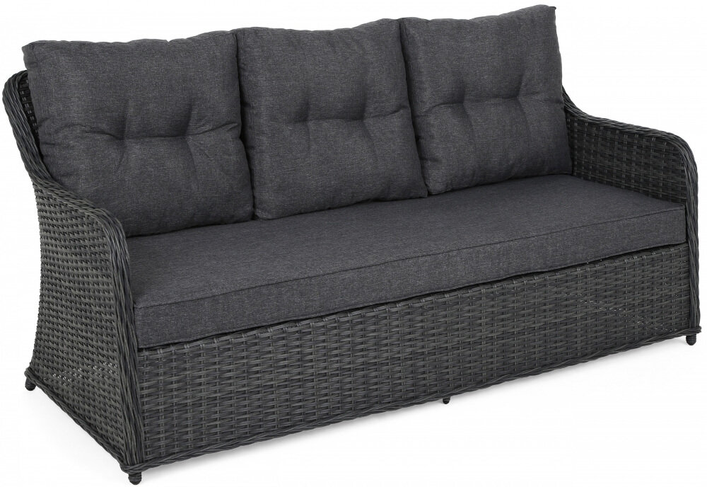 Na obrazie widoczna jest szara sofa ogrodowa z trzema poduszkami na oparciu i plecioną strukturą na bokach i podstawie. Sofa ma prosty, nowoczesny design.