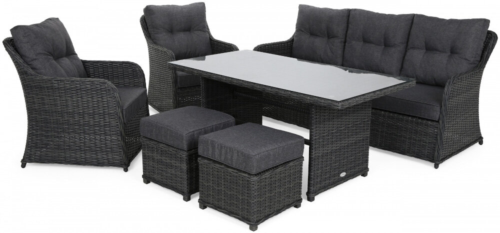 Zestaw mebli ogrodowych składający się z sofy, dwóch foteli, dwóch puf i stołu z ciemnym blatem. Meble wykonane są z ciemnego materiału z szarymi poduszkami.