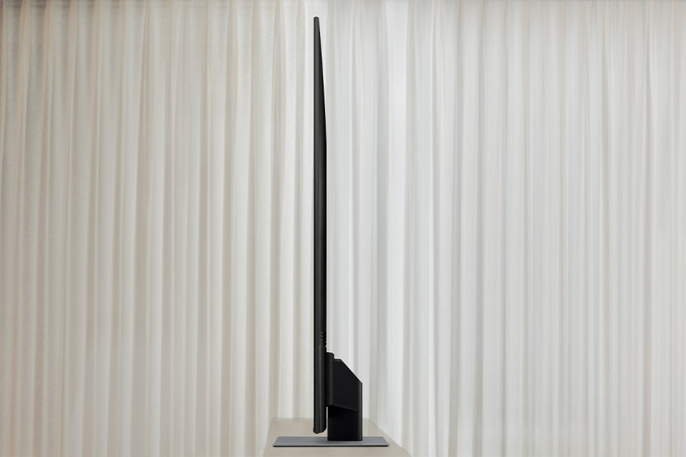 Stylowy design telewizora na jednym z trzech ujęć Stylowy design telewizora na jednym z trzech ujęć