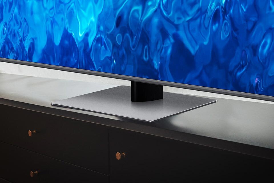 Elegancki design telewizora na jednym z trzech ujęć Elegancki design telewizora na jednym z trzech ujęć