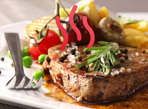 Talerz z przygotowanym posiłkiem - mięso i warzywa