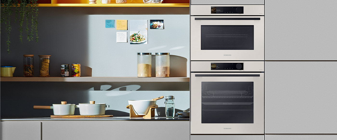Zaraz pod piekarnikiem kompaktowym Samsung został umieszczony piekarnik parowy. Oba urządzenia są utrzymane w kolorze satynowego beżu Zaraz pod piekarnikiem kompaktowym Samsung został umieszczony piekarnik parowy. Oba urządzenia są utrzymane w kolorze satynowego beżu