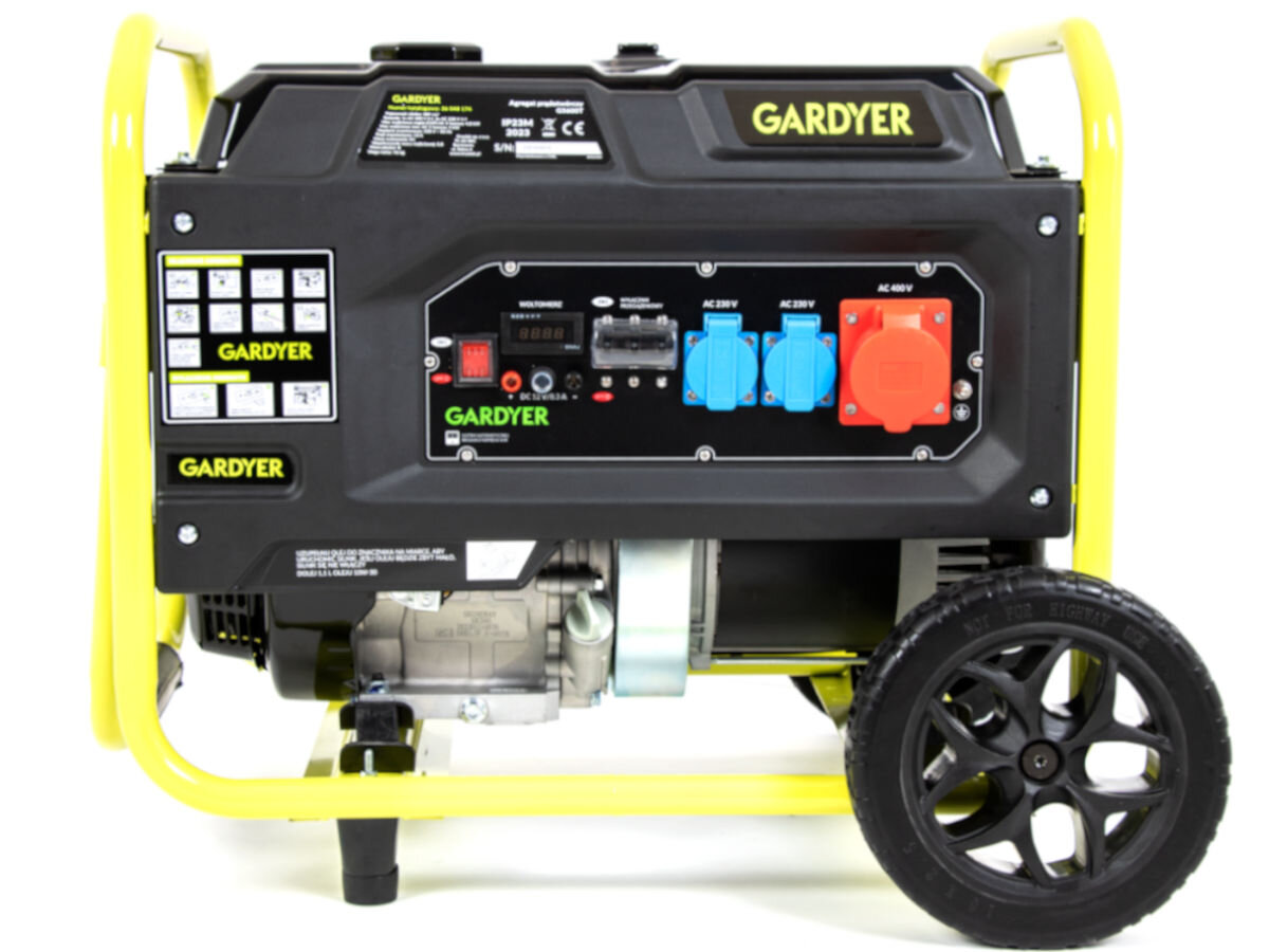 Agregat prądotwórczy GARDYER G5600T, faza, energia, zasilanie, moc, na białym tle agregat od boku lewego z panelem sterowania