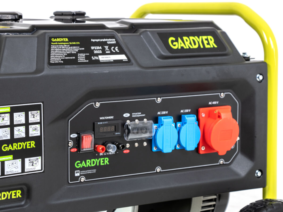 Agregat prądotwórczy GARDYER G5600T, gniazda, faza, V AC, elastyczny, na białym tle agregat zbliżenie na cały panel sterowania