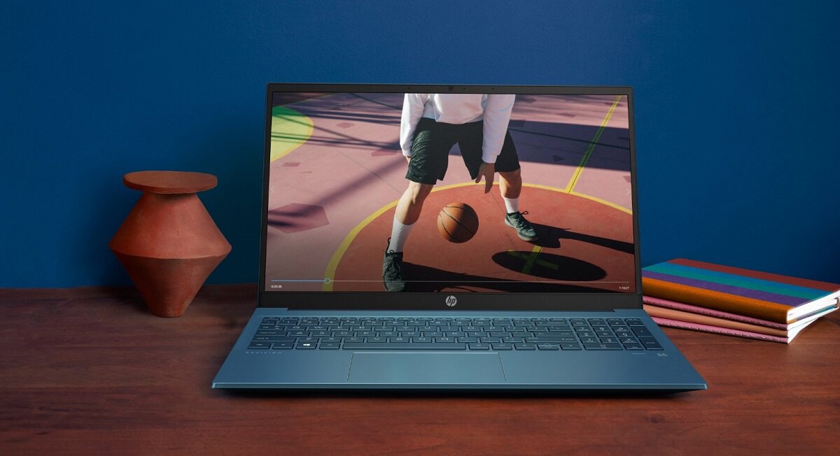 Laptop HP Pavilion 15 procesor rdzenie taktowanie wydajność rozrywka praca kąty widzenia rozdzielczość karta graficzna jakość dysk RAM ekran częstotliwość złącza