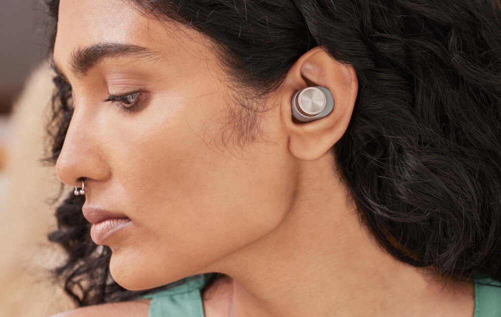 Słuchawki dokanałowe BOWERS & WILKINS PI5 S2 obsługa przycisk konfiguracja