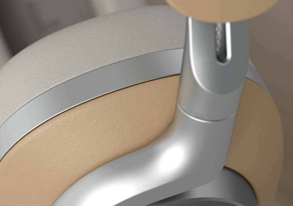 Zbliżenie na słuchawki z widocznym napisem \'Bowers & Wilkins\' na nauszniku. Konstrukcja jest w kolorze ciemnoszarym z metalicznymi elementami.
