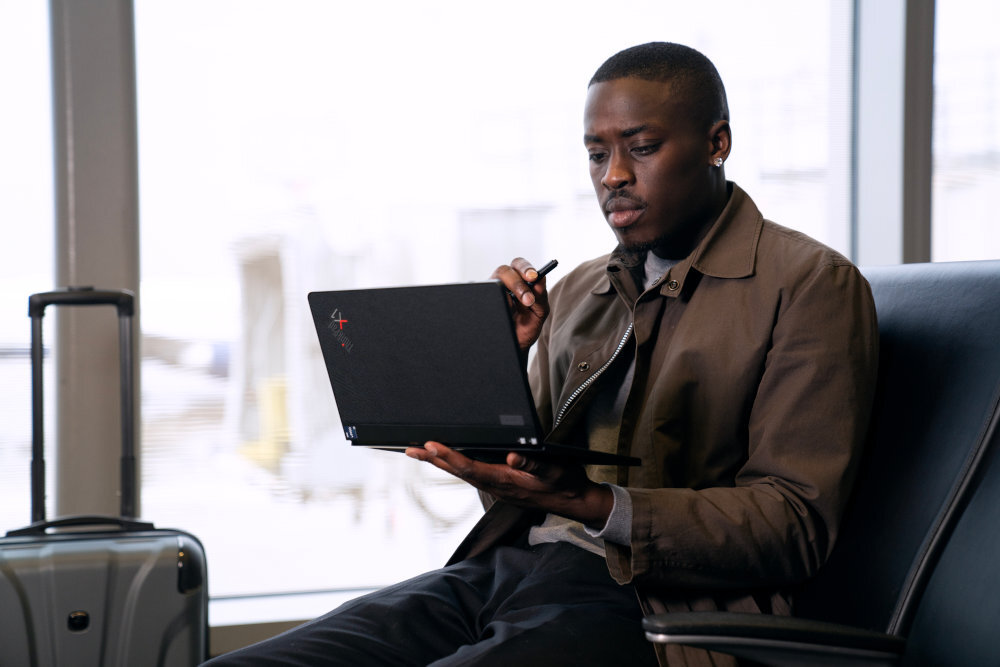 LENOVO ThinkPad X1 Fold osobą aktywną i dynamiczną 1,94 kg (1.31 kg + 0,63 kg)