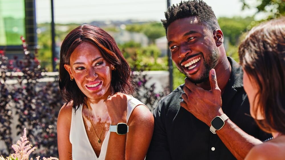 Smartwatch FITBIT Sense 2  ekran bateria czujniki zdrowie sport pasek ładowanie pojemność rozdzielczość łączność sterowanie krew puls rozmowy smartfon aplikacja 