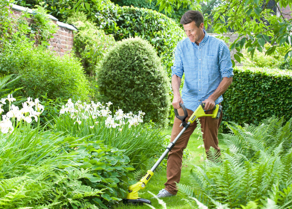Podkaszarka akumulatorowa RYOBI ONE+ RLT183222S akumulator Li-Ion z serii ONE+ napiecie 18 V pojemnosc 2,0 Ah z tylu urzadzenia poprawa wywazenia obsluga bardziej kontrolowana w zestawie akumulator laowarka