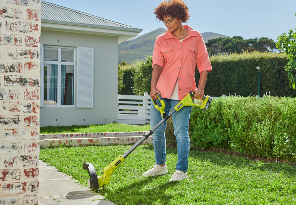 Podkaszarka akumulatorowa RYOBI ONE+ RLT183222S glowica tnaca z automatycznym wysuwem zylki tnacej srednica zylki 1,6 mm szerokosc robocza regulowana 25/30 cm szybkie dokladne latwe przycinanie