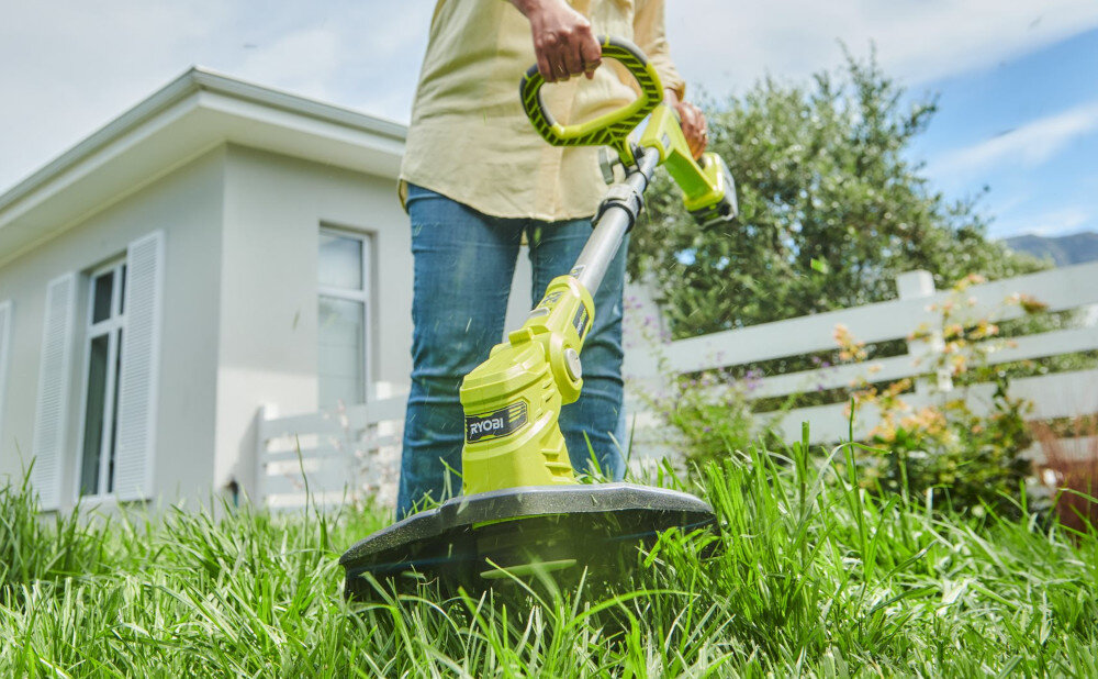 Podkaszarka akumulatorowa RYOBI ONE+ RLT183222S podwojny uchwyt ergonomiczna forma dobre wywazenie material antyposlizgowy pewny chwyt bezpieczne podkaszanie